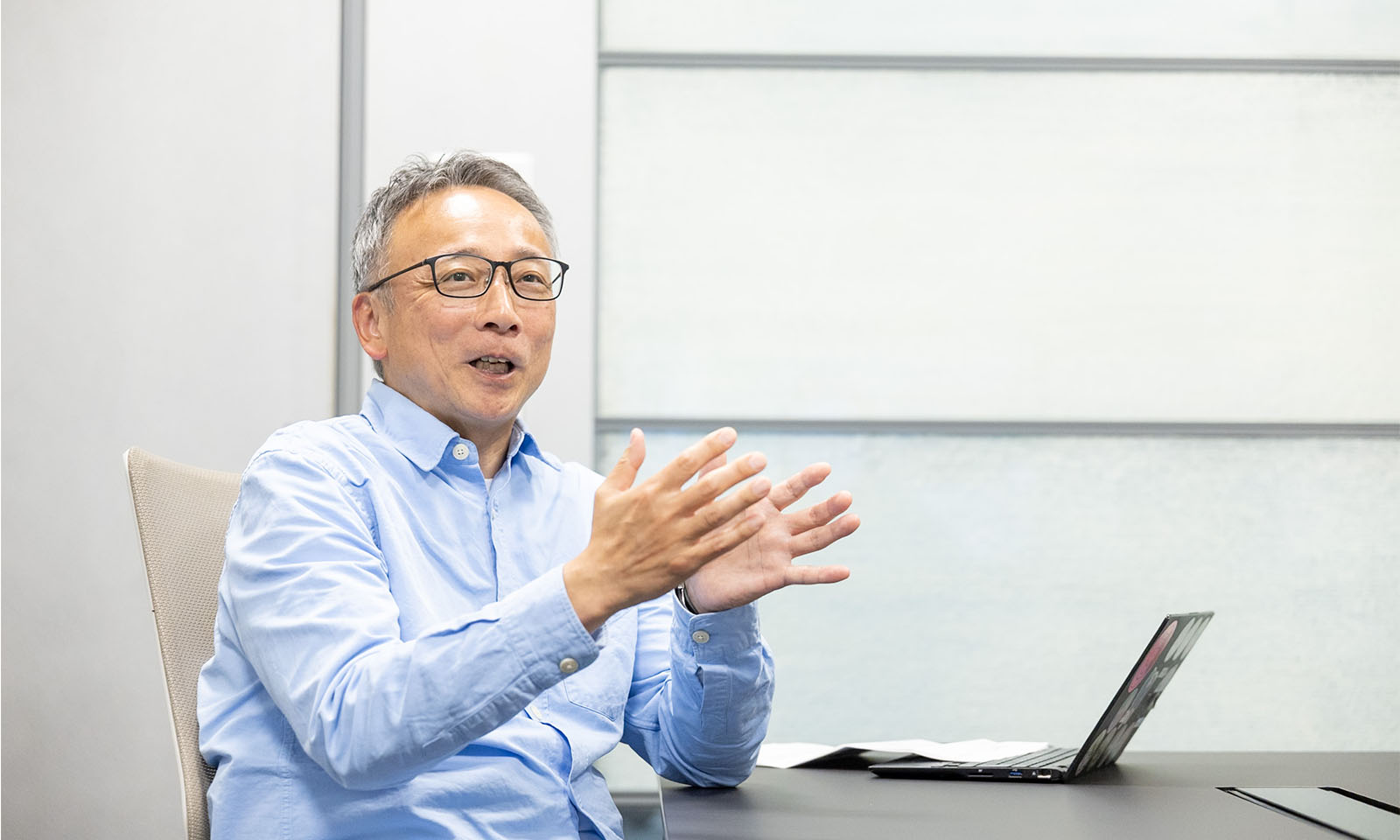 ALTはじまり。テーブルの前に座って語りかけている。ALTおわり。
