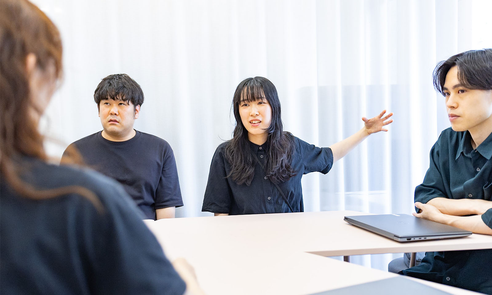 ALTはじまり。画像：インタビュー中の櫻井さん。黒っぽいシャツを着た女性。画像おわり。ALTおわり。