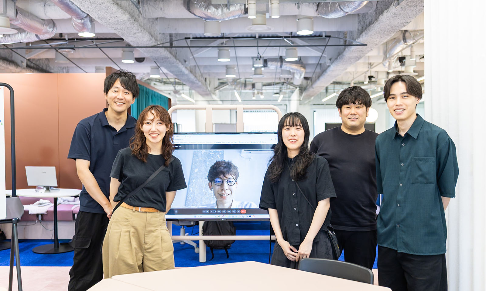 ALTはじまり。画像：「アセンド」開発チームの集合写真。左から江頭さん、羽場さん、花田さん、櫻井さん、小松原さん、佐々木さん。画像おわり。ALTおわり。