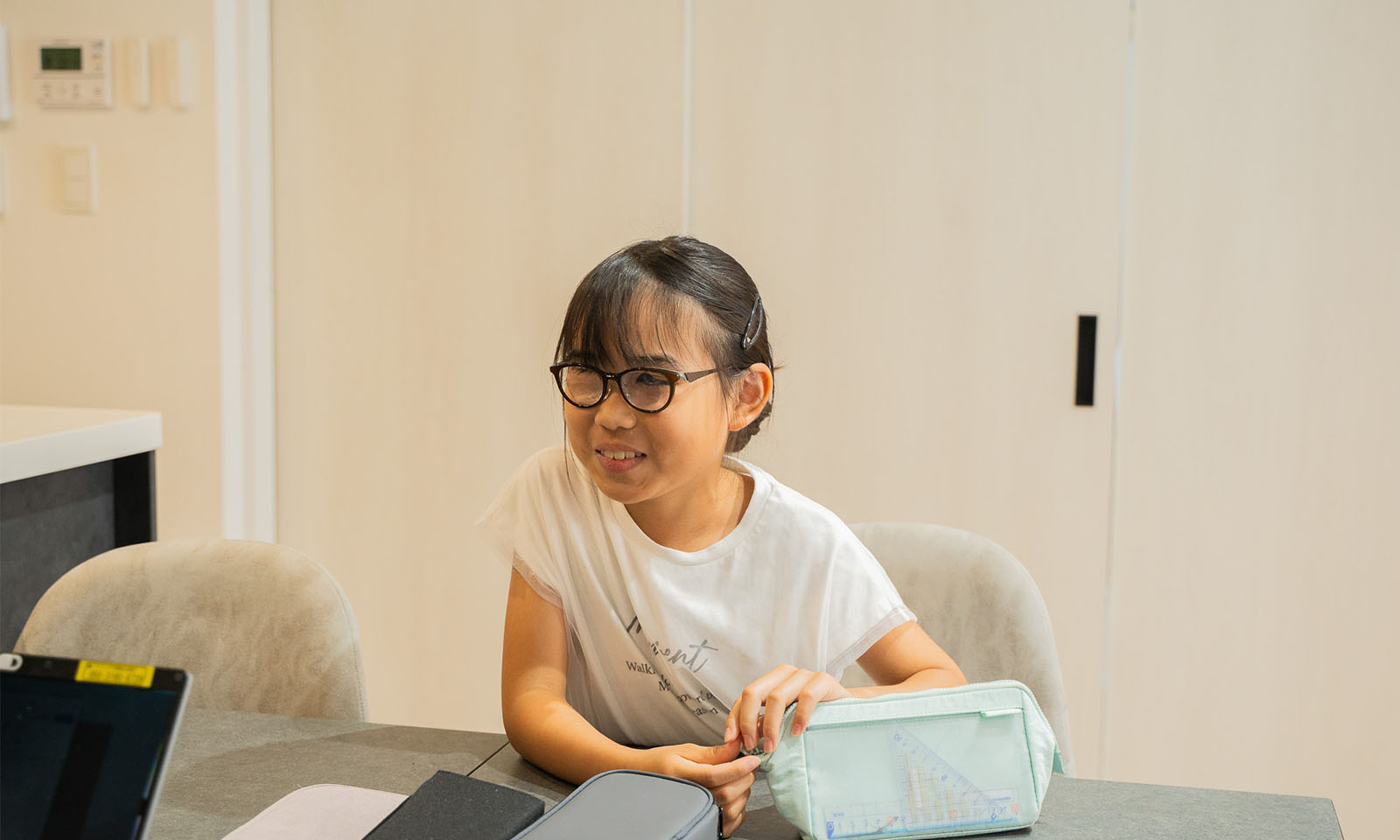 ALTはじまり。メガネをかけ、白いTシャツを着ているかのんちゃんはインタビューを行っている女性に向けて微笑みながら自分の日々の暮らしについて語っている様子。ALTおわり。