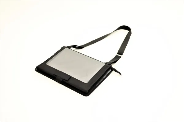 コクヨ さっと撮れるタブレットたんけんバッグ サイズ11.6インチ ブラックの商品画像