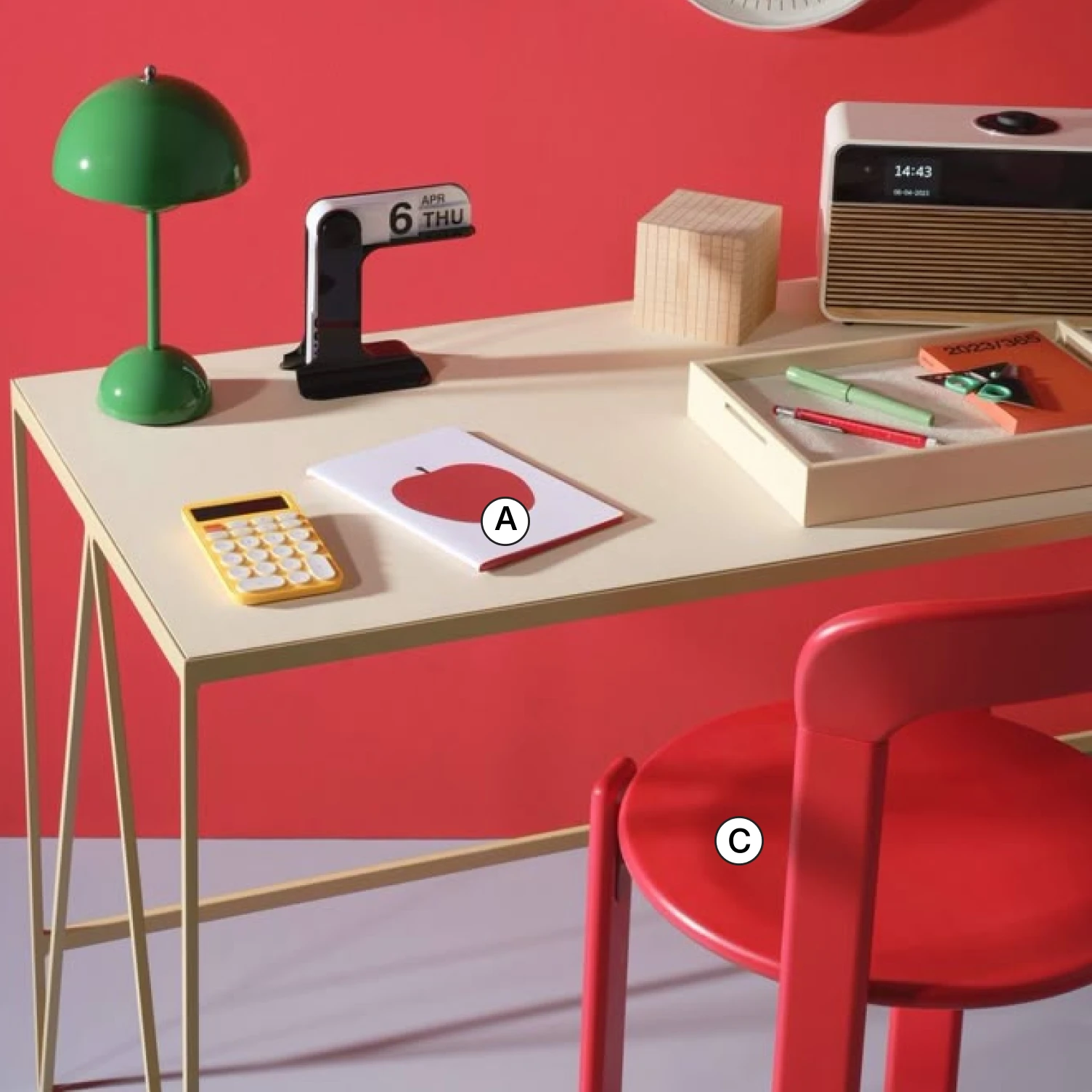 写真：mo・baco、WP、事務用回転椅子